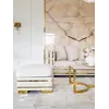 Złota Sofa Rozkładana Palace – Nowoczesna i Ekskluzywna oświetlona księżycowym światłem, tworząc nastrojową atmosferę. Meble na zamówienie od Primavera Home.