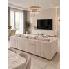 Złota Sofa Rozkładana Palace – Nowoczesna i Ekskluzywna uchwycona z interesującej perspektywy, eksponująca jej elegancję. Aranżacja nowoczesnego wnętrza od Primavera Home.