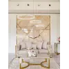 Złota Sofa Rozkładana Palace – Nowoczesna i Ekskluzywna prezentowana w showroomie. Detal wykończenia od Primavera Home.