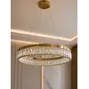 Perspektywa Żyrandola Kryształowego Bellini w stylowym wnętrzu, podkreślająca jego elegancję. Ekspozycja w salonie od Primavera Home.