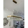 Ciepło i przytulnie dzięki Żyrandolowi BULGARI L 100cm Złoty, który wzbogaca atmosferę. Ekspozycja w salonie od Primavera Home.