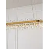 Detal aranżacji z Żyrandolem BULGARI L 100cm Złoty, który dodaje blasku każdemu pomieszczeniu. Ekspozycja w salonie od Primavera Home.