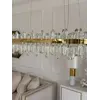 Iluminacja detalu Żyrandola BULGARI L 100cm Złoty, znakomicie oświetlającego przestrzeń. Ekspozycja w salonie od Primavera Home.