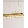 Żyrandol BULGARI L 100cm Złoty w stylowym wnętrzu, podkreślający jego unikalny design. Aranżacja nowoczesnego wnętrza od Primavera Home.