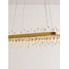 Efekt po zapaleniu Żyrandola BULGARI L 100cm Złoty, tworzy przytulną atmosferę. Ekspozycja w salonie od Primavera Home.