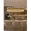 Żyrandol BULGARI L 100cm Złoty w luksusowym wnętrzu, podkreślający elegancję mebli na zamówienie. Ekspozycja w salonie od Primavera Home.