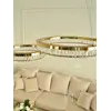 Złoty Żyrandol Kryształowy Bellini w sypialni, dodający elegancji i stylu. Oświetlenie od Primavera Home.