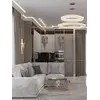 Złoty Żyrandol Kryształowy Bellini w eleganckim pomieszczeniu, podkreślający styl wnętrza. Oświetlenie od Primavera Home.