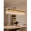 Żyrandol BULGARI L 100cm Złoty w ujęciu z przodu. Ekspozycja w salonie od Primavera Home.