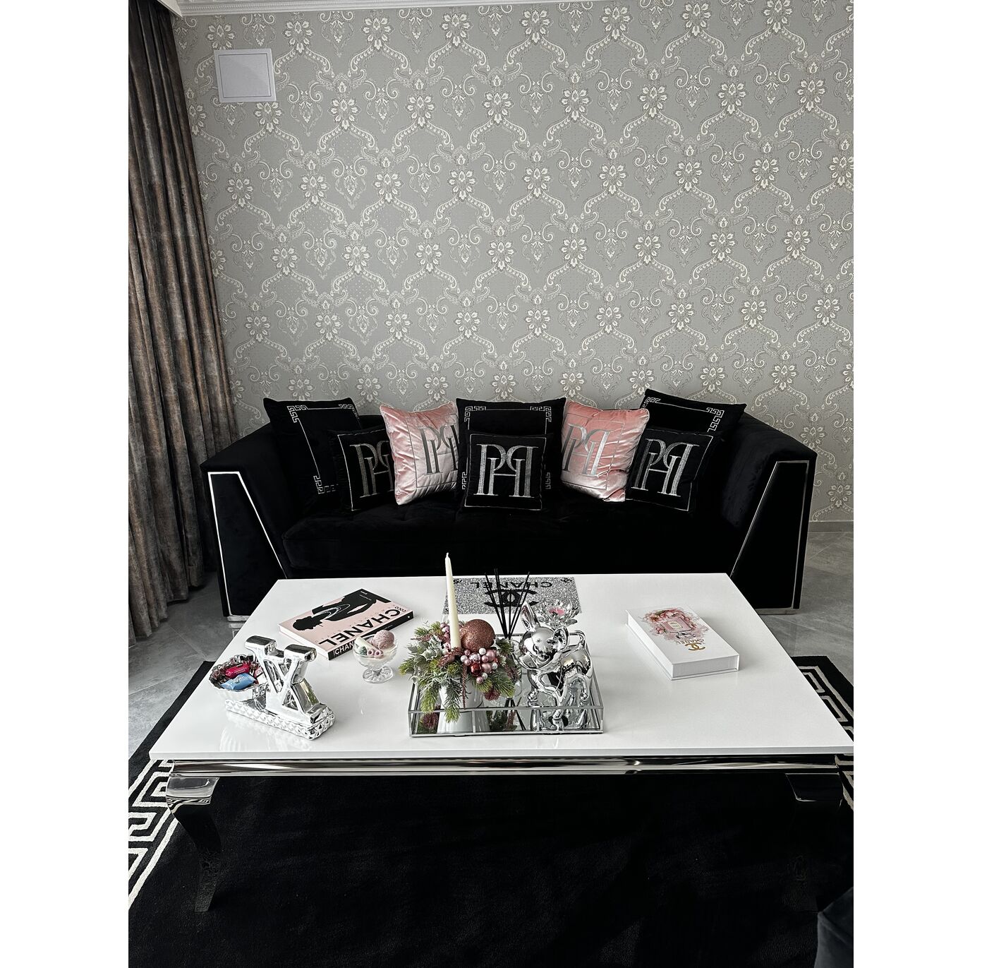 LUXURIOUS INTERIOR IN A MODERN STYLE FOR LOVERS OF BLACK