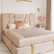 Detal wykończenia łóżka glamour Emporio z beżowej tkaniny, prezentowanego w showroomie w Warszawie.