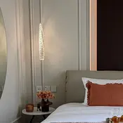 Żyrandol kryształowy złoty Crystal XS z wysokim połyskiem od Primavera Home, prezentowany w nowoczesnym wnętrzu.