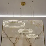 Nowoczesny styl żyrandola kryształowego Crystal XXL Złoty, idealny do modnych aranżacji, od Primavera Home.