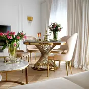 Zbliżenie na stalową nogę okrągłego stołu Antonio, prezentującego elegancki design w showroomie w Warszawie.