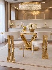 Krzesło Złote Beżowe Welurowe EMPIRE w jasnym wnętrzu, które podkreśla jego elegancję. Oświetlenie na zamówienie od Primavera Home.