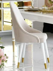 Widok od tyłu na krzesło złote tapicerowane glamour, podkreślający jego elegancję, dostępne od Primavera Home.