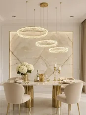 Żyrandol Kryształowy Crystal XXL Złoty Trzy Ringi w ujęciu z przodu. Ekspozycja w salonie z eleganckim oświetleniem od Primavera Home.