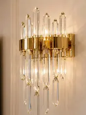 Kinkiet kryształowy, złoty, glamour, designerska lampa ścienna BULGARI na tle zasłon. Meble na zamówienie od Primavera Home.