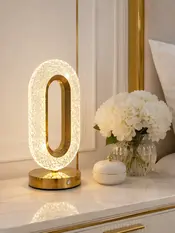 Lampka w ekspozycji showroomowej, prezentująca swoje unikalne cechy. Meble na zamówienie od Primavera Home.