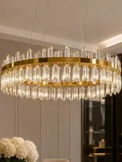 Żyrandol Kryształowy Bulgari Złoty w wyjątkowym wnętrzu, które emanuje luksusem. Meble na zamówienie od Primavera Home.