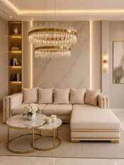 Aksamitny narożnik rozkładany ze złotymi nogami MONACO w widoku z boku, podkreślający elegancką linię mebla. Ekspozycja w salonie od Primavera Home.