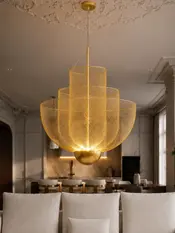 Lampa wisząca złota Florencja przedstawiona z boku. Ekspozycja w salonie od Primavera Home.