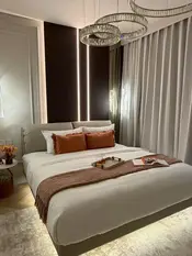 Nowoczesne meble premium w ujęciu z przodu. Ekspozycja w salonie od Primavera Home.