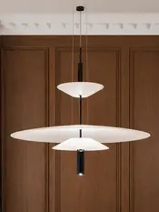 Designerska Lampa Wisząca Plater Czarna Nowoczesna Premium w ujęciu z przodu. Oświetlenie na zamówienie od Primavera Home.