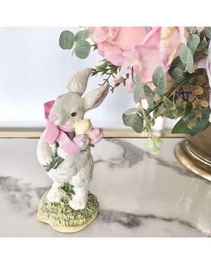 Królik wielkanocny z bukietem tulipanów, z różową kokardką, dekoracja na stół, biały, kolorowy, glamour