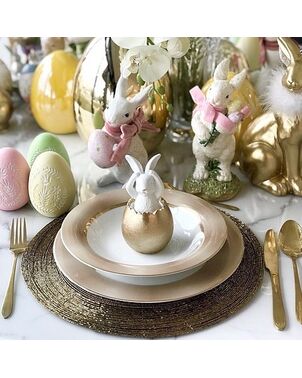 Dekoracja na stół, biały zajączek w złotym jajku, wielkanocny zając, glamour