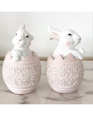 Królik biały w jajku świątecznym, dekoracja na stół, wielkanocna, różowe jajko
