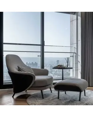 Nowoczesny fotel designerski tapicerowany na czarnych nogach z podnóżkiem LINEA