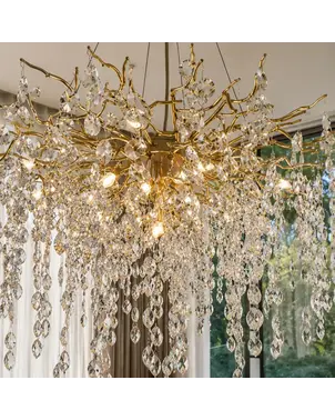 Wyjątkowy design złotego żyrandola kryształowego QUEEN od Primavera Home.