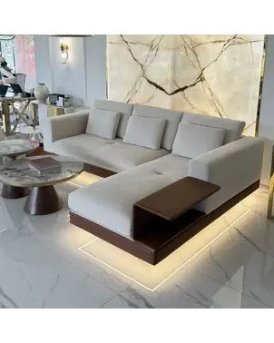 Sofa narożna Napoleone widok od frontu, prezentująca swój nowoczesny charakter. Primavera Home.