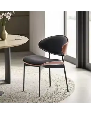 Ekspozycja krzesła Wing w showroomie w Warszawie. Designerskie meble Primavera Home.