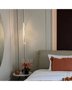 Żyrandol kryształowy złoty Crystal XS z wysokim połyskiem od Primavera Home, prezentowany w nowoczesnym wnętrzu.