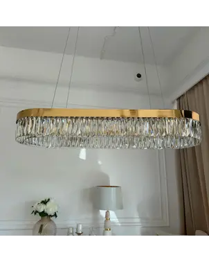 Złoty żyrandol Diamond w aranżacji nowoczesnego wnętrza od Primavera Home.