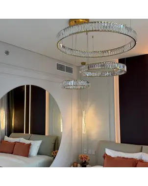 Detal wykończenia żyrandola kryształowego Crystal XXL Złoty od Primavera Home, eksponujący jego luksusowy styl.