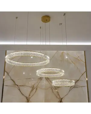 Nowoczesny styl żyrandola kryształowego Crystal XXL Złoty, idealny do modnych aranżacji, od Primavera Home.
