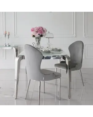 Stół glamour w nowoczesnym salonie, idealnie wpisujący się w aranżację wnętrz. Projekt od Primavera Home.