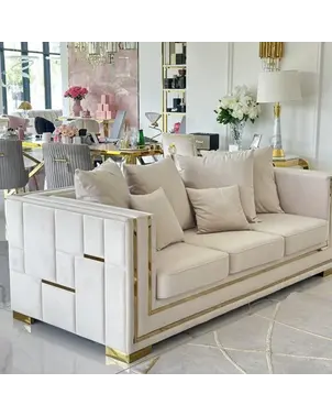 Poduszki złotej sofy Palace w designerskiej aranżacji od Primavera Home.