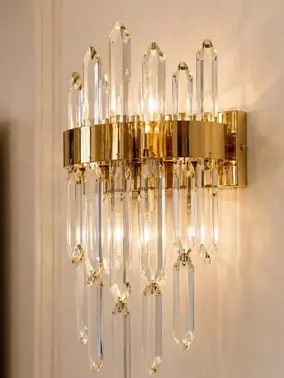 Kinkiet kryształowy, złoty, glamour, designerska lampa ścienna BULGARI na tle zasłon. Meble na zamówienie od Primavera Home.