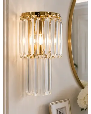 Ścieżka światła od kryształowego kinkietu glamour nowoczesnego lampy ściennej złoty GLAMOUR XS w eleganckim wnętrzu. Aranżacja od PRIMAVERA HOME.