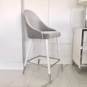Tapicerowany hoker CAPRI, elegancka linia, nowoczesny nowojorski styl