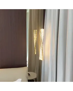 Elegancki dodatek w postaci złotego żyrandola kryształowego Crystal XS w aranżacji wnętrza. Primavera Home.