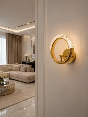 Zbliżenie na kinkiet Złoty Okrągły Glamour Round, podkreślające jego elegancki wygląd. Meble na zamówienie od Primavera Home.