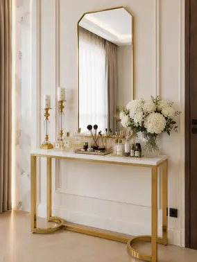 Zbliżenie na detal wykończenia konsoli glamour, nowoczesnej, złotej z białym marmurem LOLA, dostępnej w ofercie Primavera Home.
