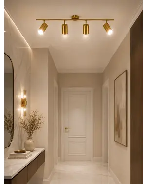 Aranżacja nowoczesnego wnętrza z lampą glamour, złotą, sufitową, designerską, ekskluzywną, cztery punkty świetlne MODERN 4. Oświetlenie od Primavera Home.