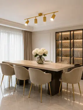 Zbliżenie na detal wykończenia lampy glamour, złotej, sufitowej, designerskiej, ekskluzywnej, cztery punkty świetlne MODERN 4 od Primavera Home.