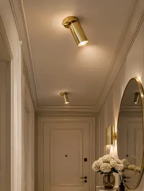 Lampa glamour w nowoczesnej ekspozycji w salonie, idealna do dekoracji wnętrz, dostępna w Primavera Home.